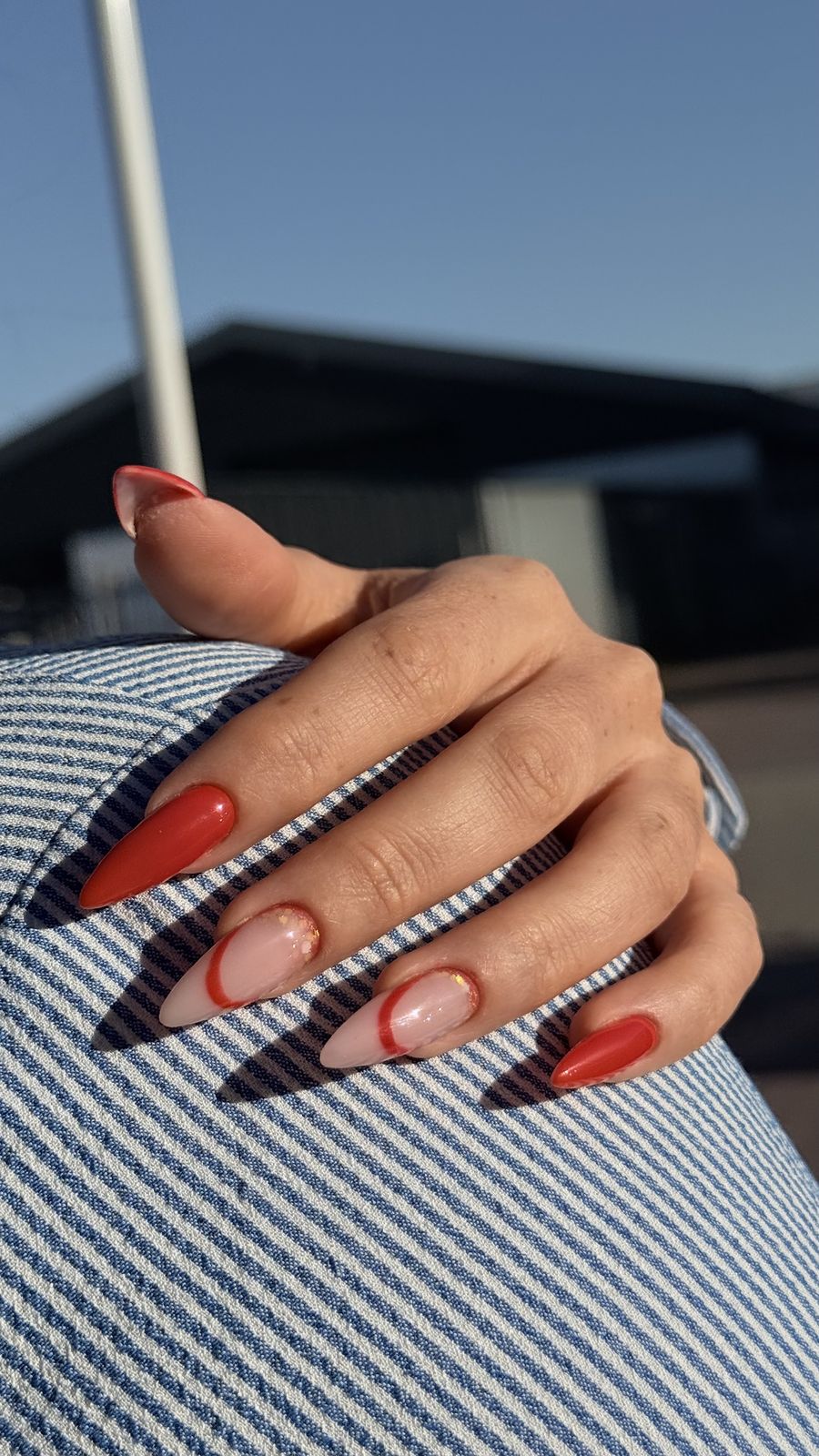 Amandelvormige nagels met een rode French en twee volrode nagels