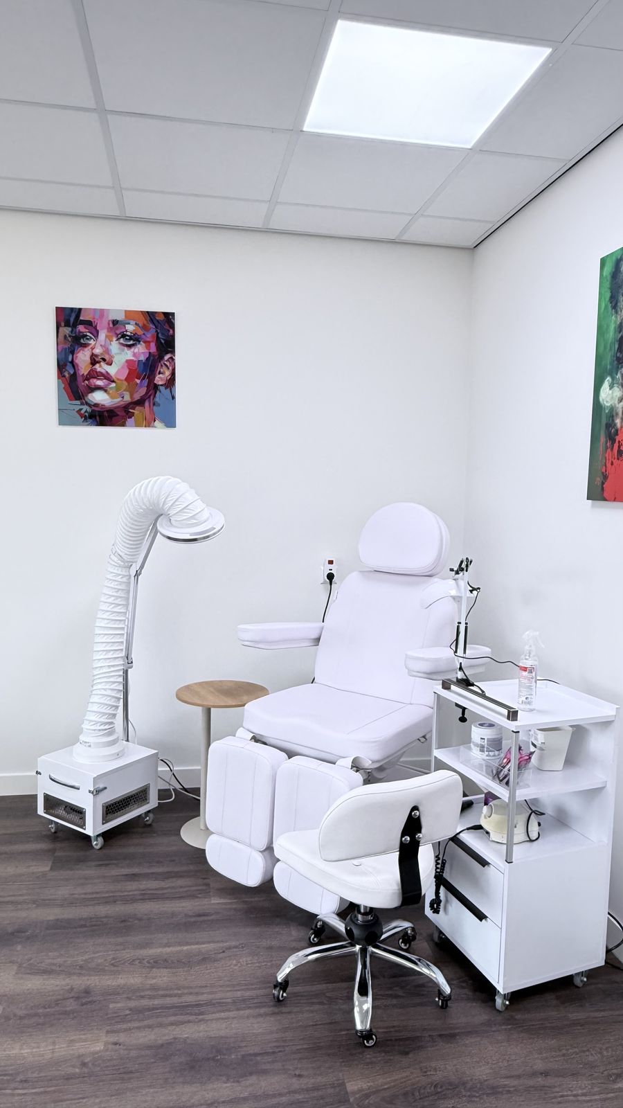De pedicurehoek met een witte elektrische behandelstoel