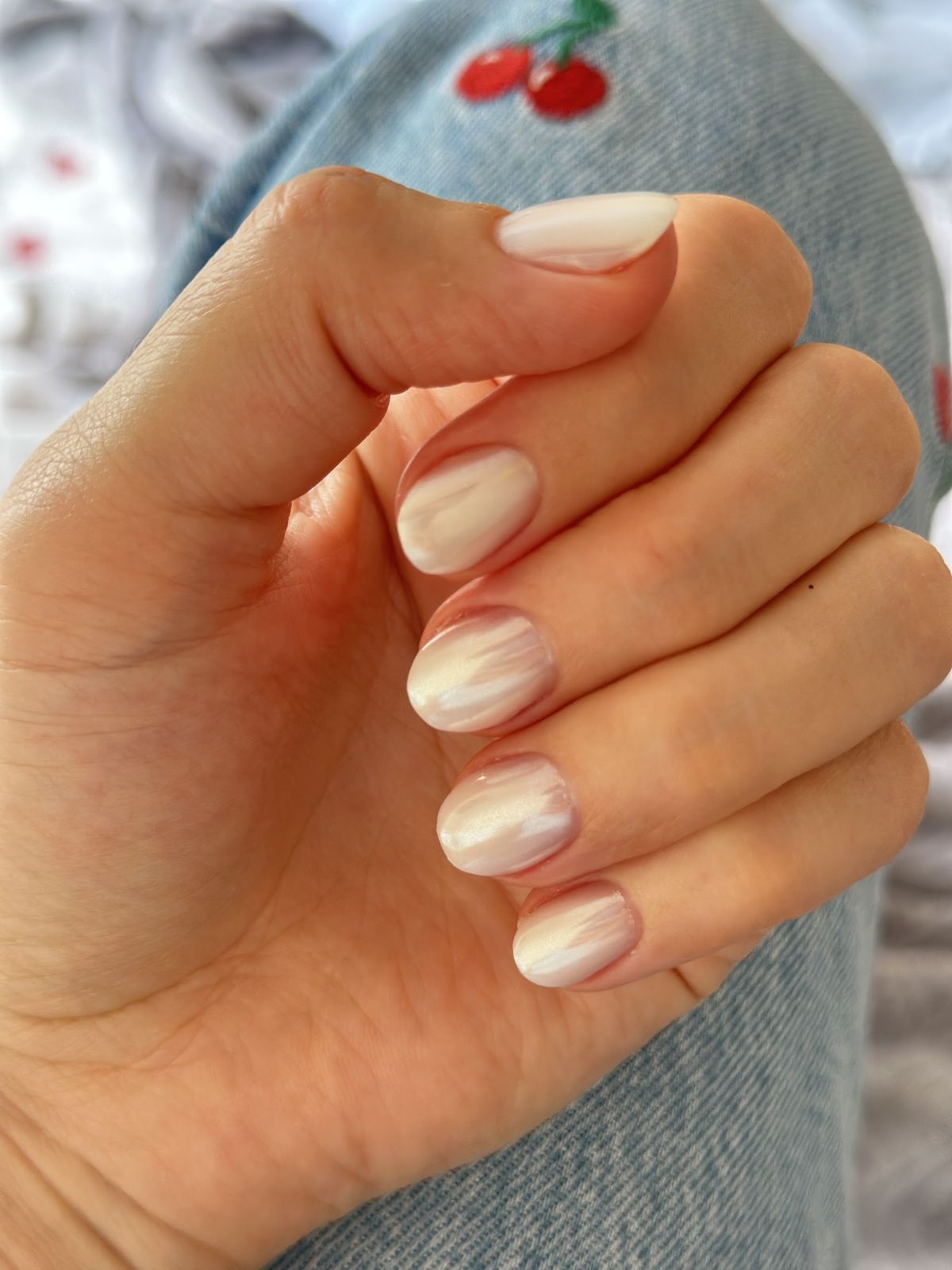 Korte ronde nagels met een parelmoerglans