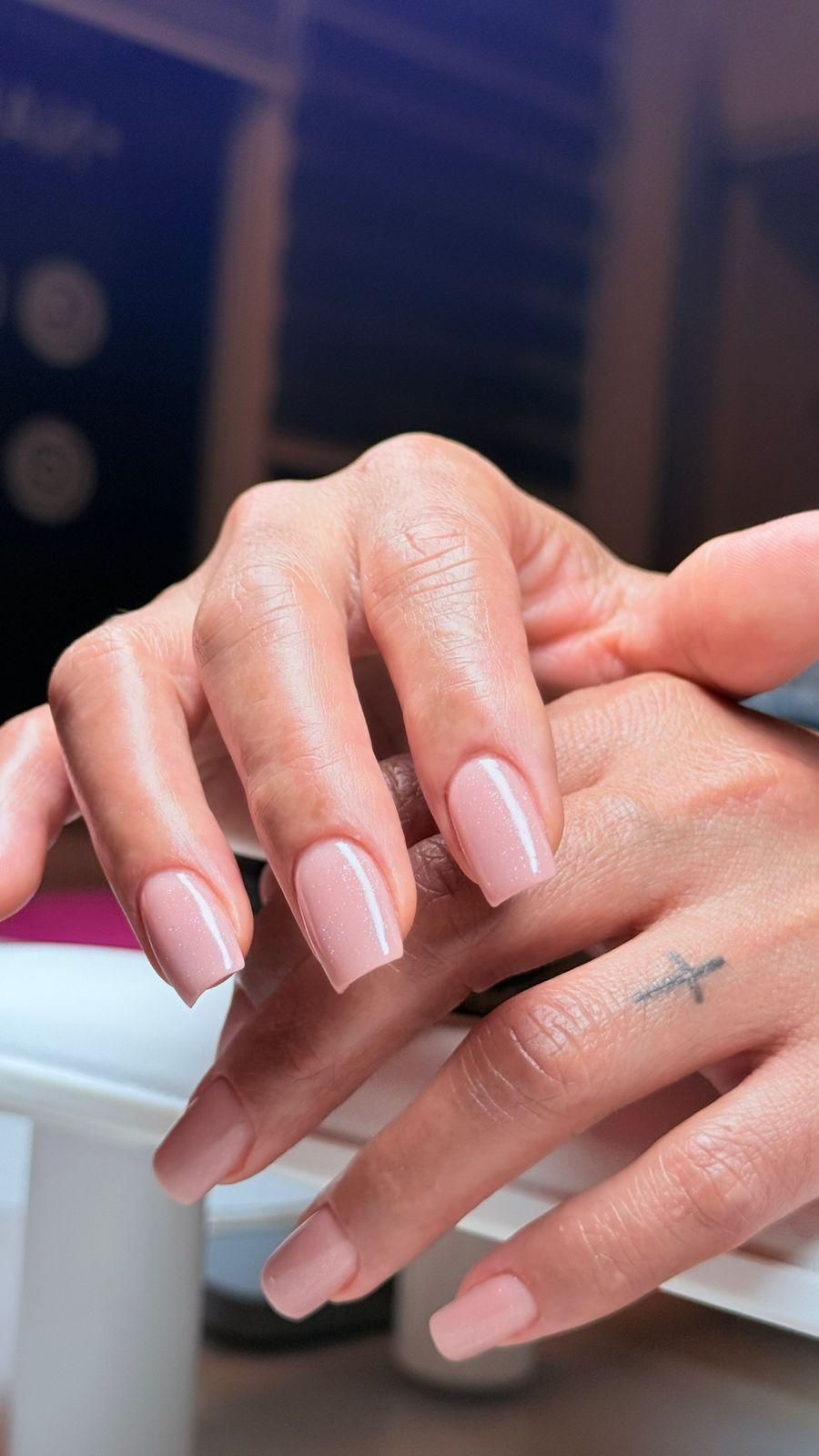 Nude roze vierkante nagels, van dichtbij