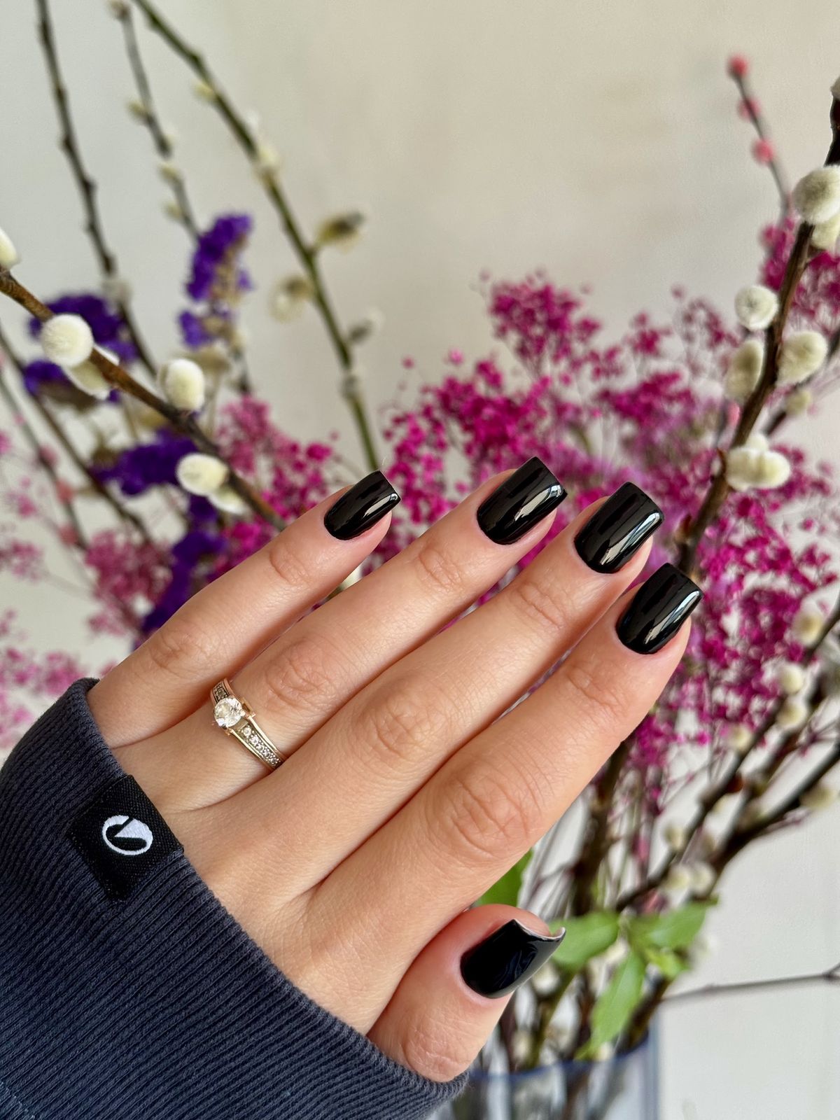 Glanzend zwarte vierkante nagels voor een bos droogbloemen